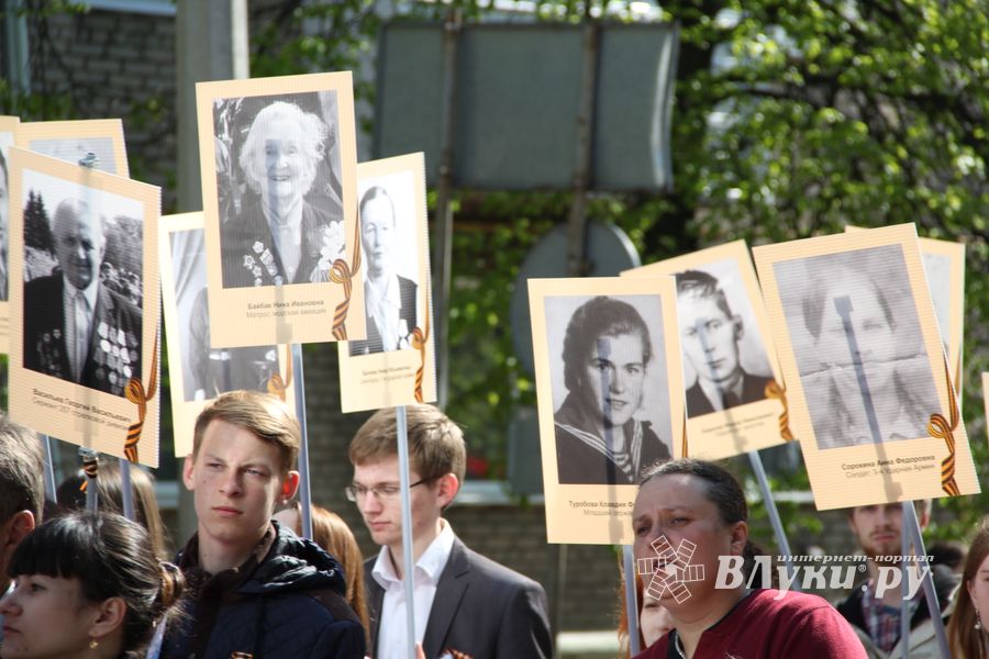 9 мая в Великих Луках. Шествие и салют