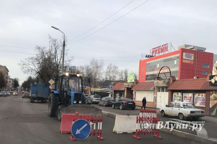 В районе Смоленского рынка устраняют прокол в коллекторе (ФОТО)