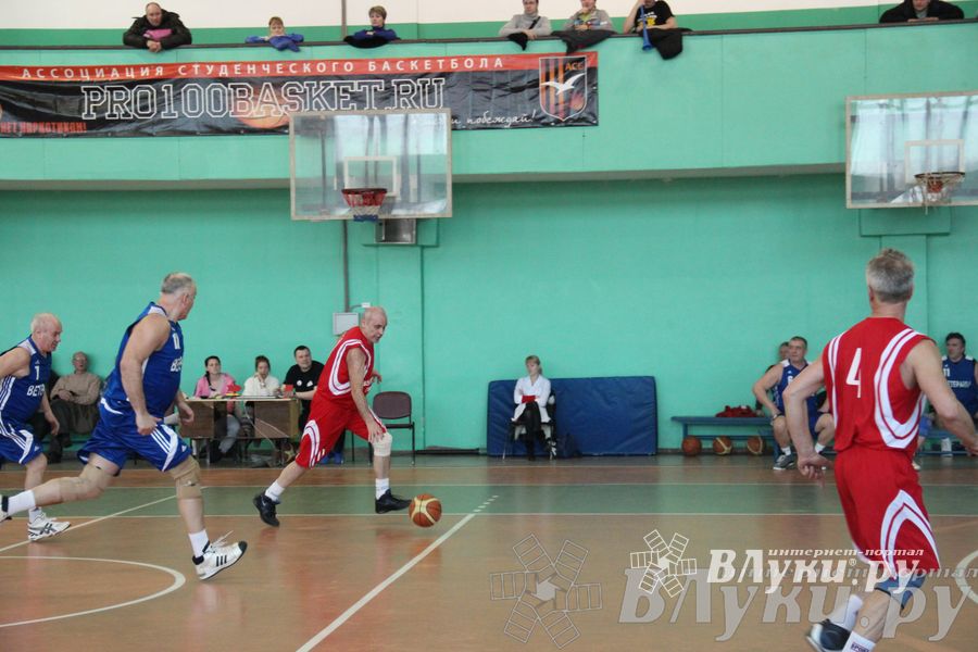 Баскетболисты Великих Лук сыграли со сборной Дмитрова