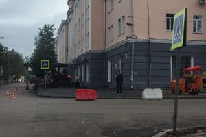 На ул. Некрасова в Великих Луках появился новый асфальт, на здании городской администрации — штукатурка (ФОТО)