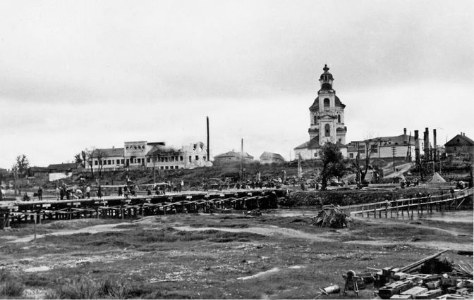 Вид на Никольскую церковь с левого берега Ловати. 1941 год