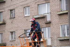 Негабаритный автопоезд вновь следует по улицам Великих Лук