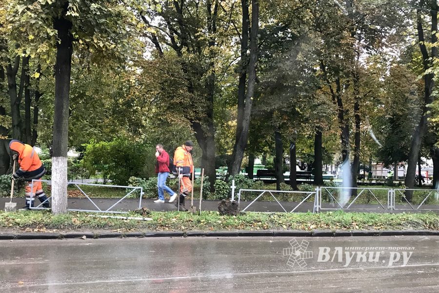 На пр. Октябрьском устанавливают ограждения (ФОТО)