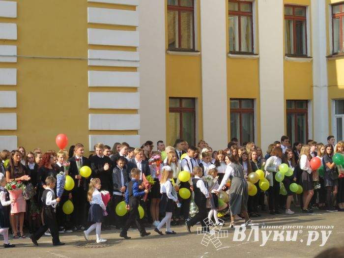 1 сентября в школах Великих Лук прошли Торжественные линейки (ФОТО)