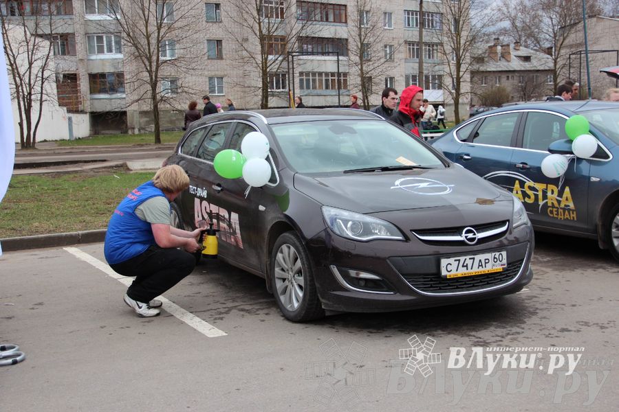 В Великих Луках прошла автомобильная ярмарка