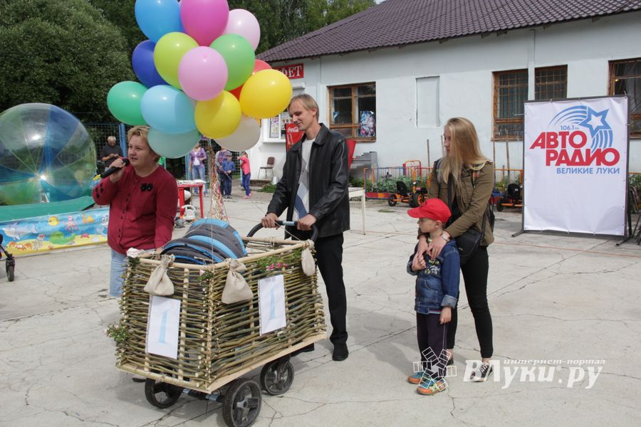 «Парад детских колясок» в День семьи, любви и верности (ФОТО)