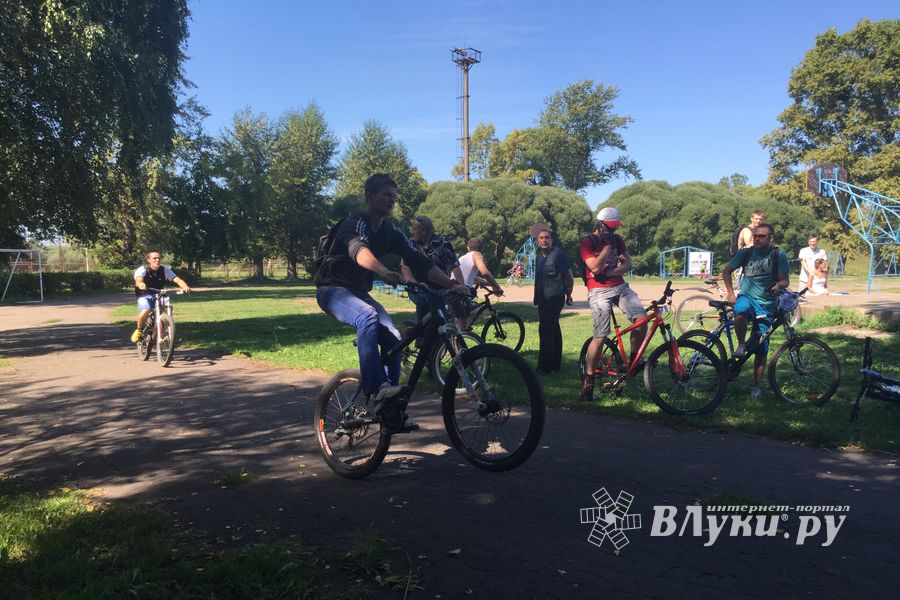 В день физкультурника в Великих Луках прошел велопробег (фото).