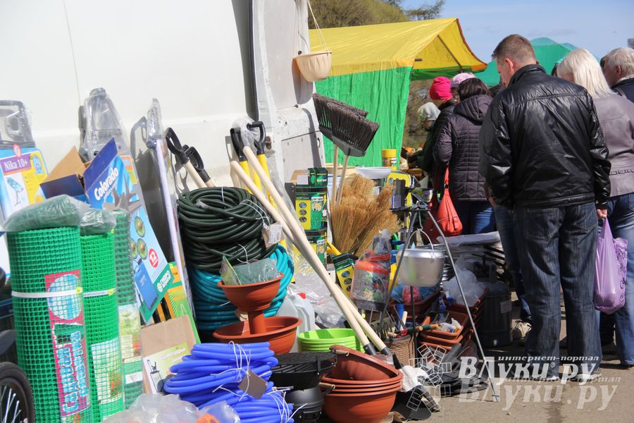 Универсальная торговая ярмарка «Весна-2015» прошла в Великих Луках (фото)