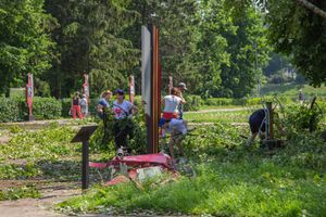 Небезразличные великолучане помогают убрать город после урагана (ФОТО)