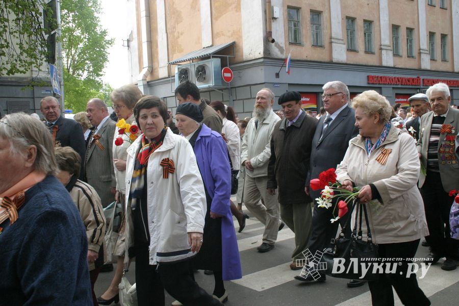 В Великих Луках прошел Военный парад