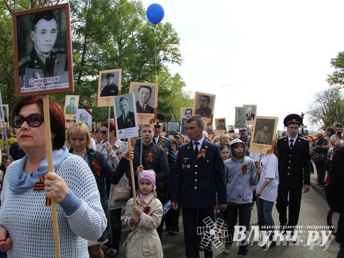 Парад Победы в Великих Луках (фото)