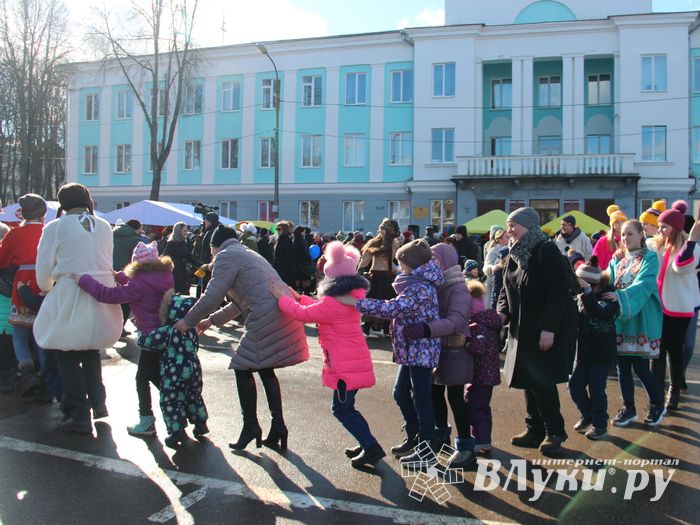 В Великих Луках широко отметили Масленицу (ФОТО)