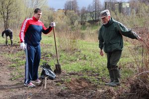 На острове Дятлинка проходит субботник