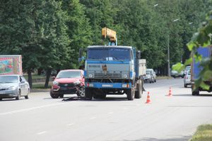 Легковушка и КамАЗ столкнулись в Великих Луках (ФОТО)