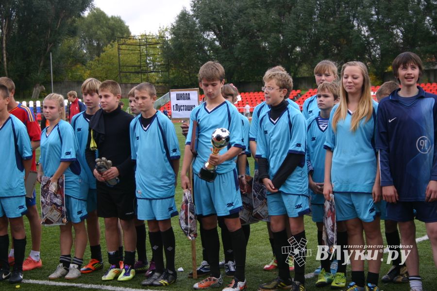 Награждение победителуй турнира по футболу памяти М.Ф. Хренова 