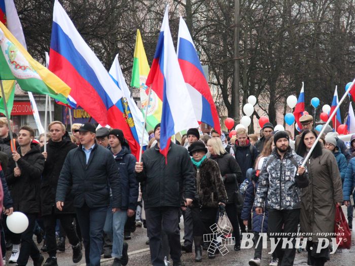 В Великих Луках прошло праздничное шествие (ФОТО)