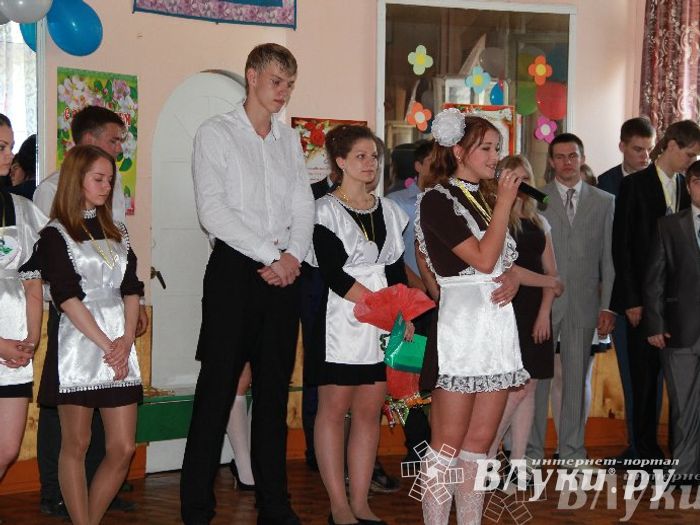 В Великих Луках прозвенели «Последние звонки»