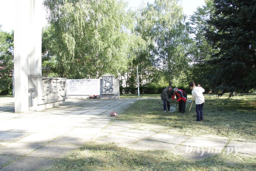 В Великих Луках убрали территорию у памятного знака рабочим ЛРЗ (ФОТО)