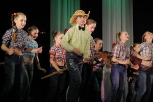 Великие Луки встретили День танца (ФОТО)