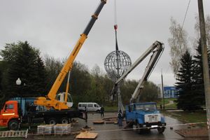 Знак воздухоплаванию устанавливают в Великих Луках (ФОТО)