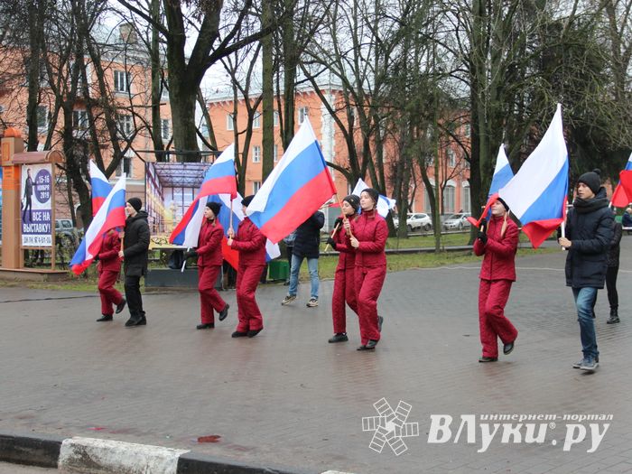 В Великих Луках прошло праздничное шествие (ФОТО)