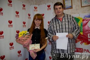 Победительницы великолукского конкурса #МиссСелфи2014 получили подарки
