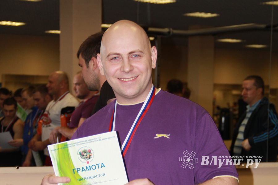 В Великих Луках состоялись Первенство города по жиму штанги и Первый Кубок города по армлифтингу (фото)