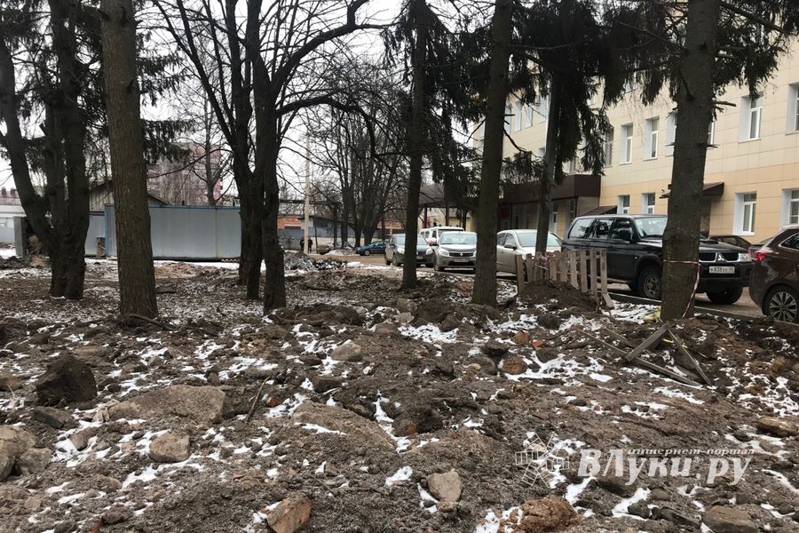 В Великих Луках приводят в порядок территорию Хирургического корпуса больницы (ФОТО)