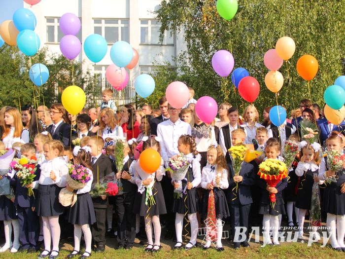 1 сентября в школах Великих Лук прошли Торжественные линейки (ФОТО)
