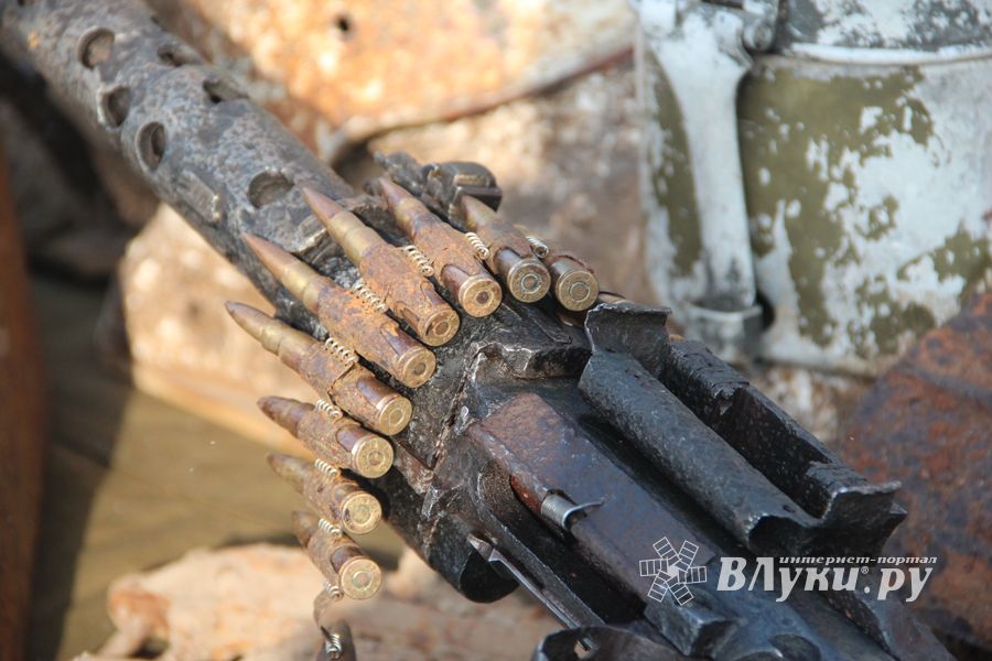 Великолучанам показывают армейскую технику и кормят кашей (6+) (ФОТО)