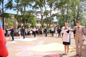 В Великих Луках прозвенели «последние» звонки (ФОТО)