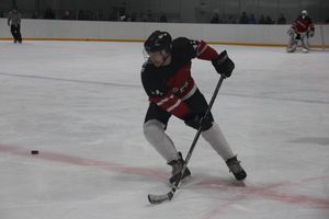 Две великолукские команды хоккеистов одержали победы в домашних матчах (ФОТО)