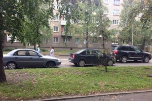 В Великих Луках на проспекте Гагарина столкнулись 3 машины (фото)