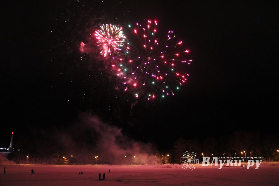 В Великих Луках зажглась новогодная ёлка (ФОТО)
