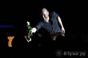 Максим Аверин выступил в Великих Луках с моноспектаклем (фото)
