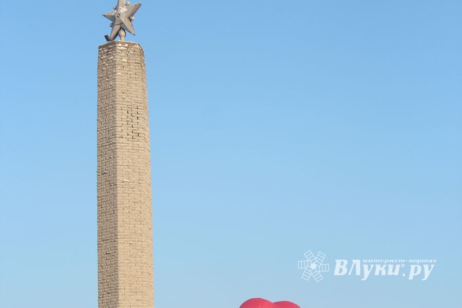 Над Великими Луками взлетели «Яблоки на снегу» (фото)