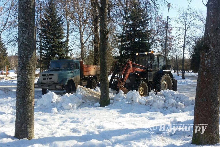 ФОТОФАКТ: В центральном городском парке чистят снег