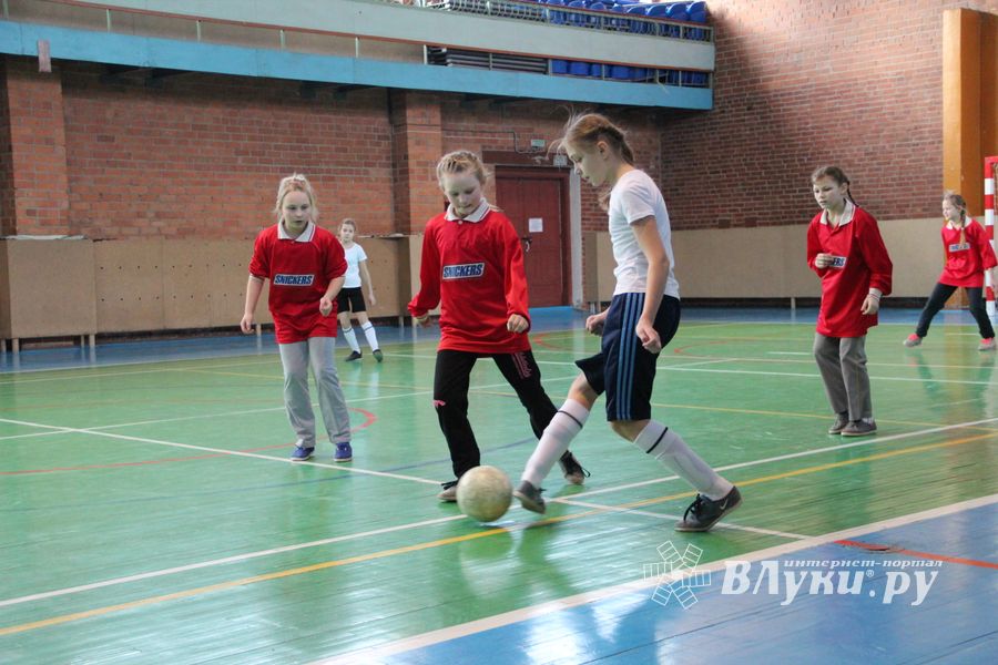 В Великих Луках прошел областной этап по мини-футболу среди девочек (фото)