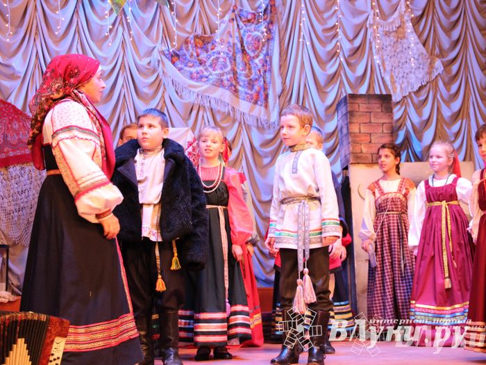 Рождественский концерт ансамбля «Заряница» прошел в Великих Луках (фото)