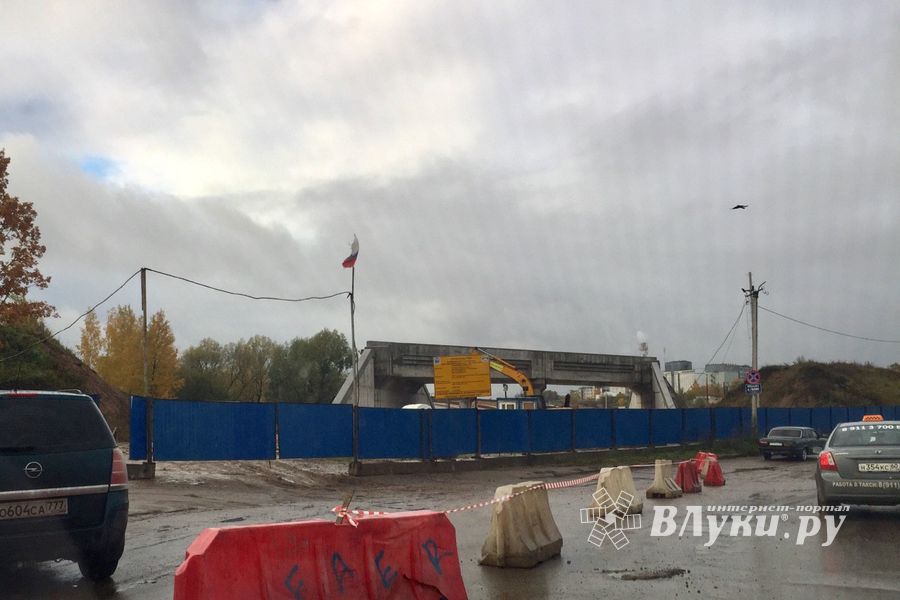 И в дождь, и в стужу бетон — на лужу (ФОТО)