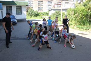 В рамках акции «Зарядка со стражем порядка» псковские полицейские посетили подшефный детский дом (фото)