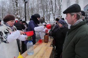Великолучане запасаются святой водой (фото)