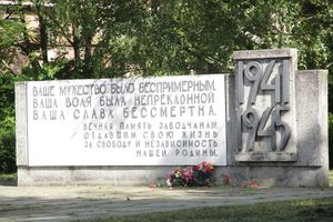 В Великих Луках убрали территорию у памятного знака рабочим ЛРЗ (ФОТО)