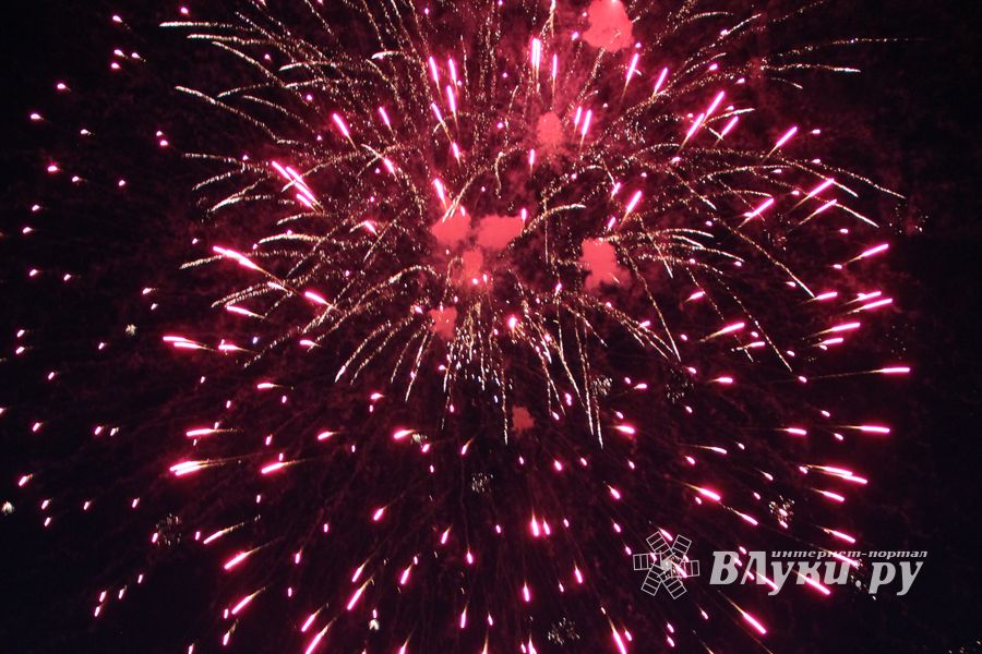 Праздничный салют в честь Дня города