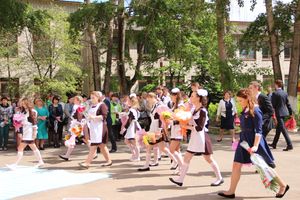 В Великих Луках прозвенели «последние» звонки (ФОТО)