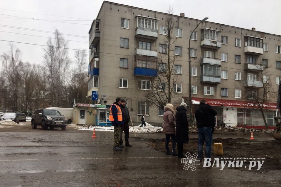 В Великих Луках на Гагарина ремонтируют дорогу (ФОТО)