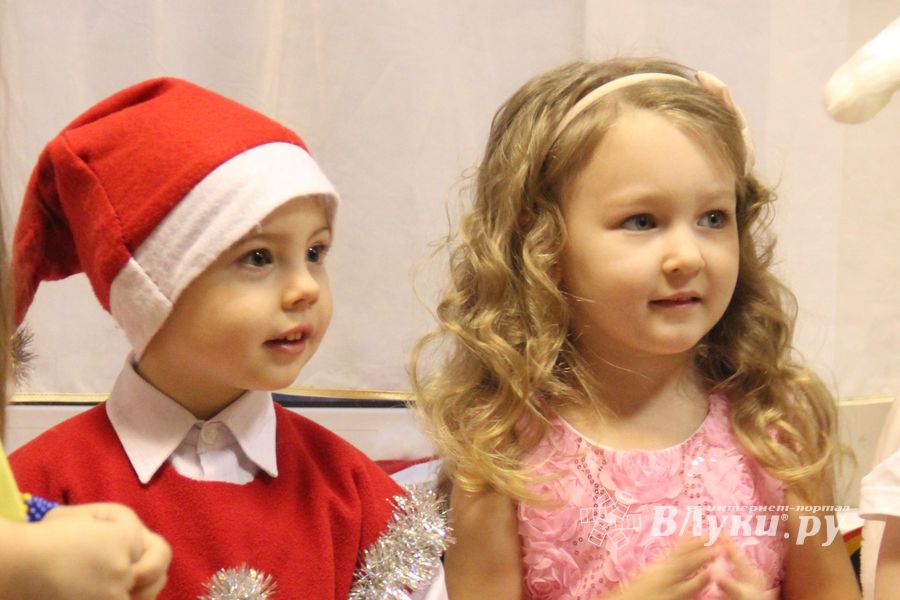 Новогодние утренники в Великих Луках продолжаются (ФОТО)