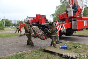 В Великих Луках прошли областные соревнования среди пожарных по спасению пострадавших