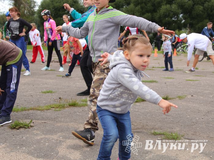В Великих Луках прошёл Велопарад (ФОТО)