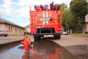 В Великих Луках пожарные тушат барак (ФОТО)